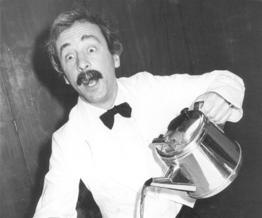 Andrew Sachs nie żyje. Brytyjski aktor niemieckiego pochodzenia, znany przede wszystkim z roli hiszpańskiego kelnera Manuela w serialu "Hotel Zacisze", zmarł 23 listopada 2016 roku.

 