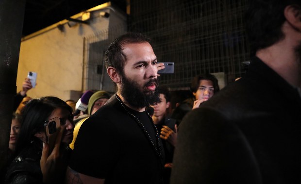 Andrew Tate w areszcie domowym. Zaskakująca decyzja sądu