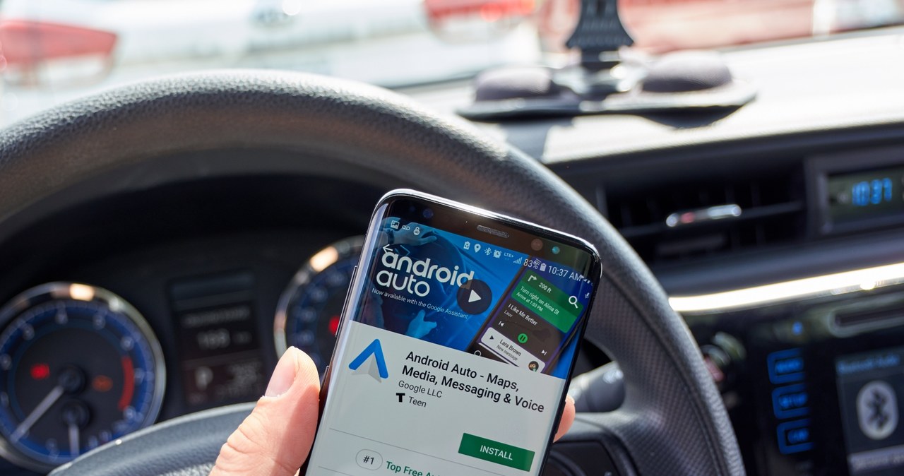 Android Auto wyświetla najpopularniejsze aplikacje ze smartfona w centrum multimedialnym samochodu. /123RF/PICSEL