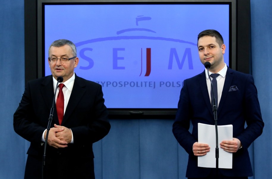 Andrzej Adamczyk i Patryk Jaki /PAP/Tomasz Gzell /PAP