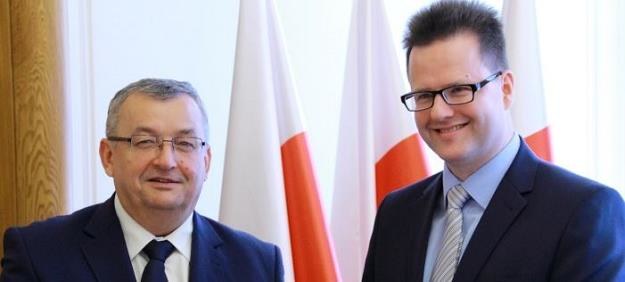 Andrzej Adamczyk (L), szef resortu i Andrzej Bittel, wiceminister infrastruktury /Informacja prasowa