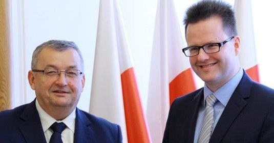 Andrzej Adamczyk (L), szef resortu i Andrzej Bittel, wiceminister infrastruktury /Informacja prasowa