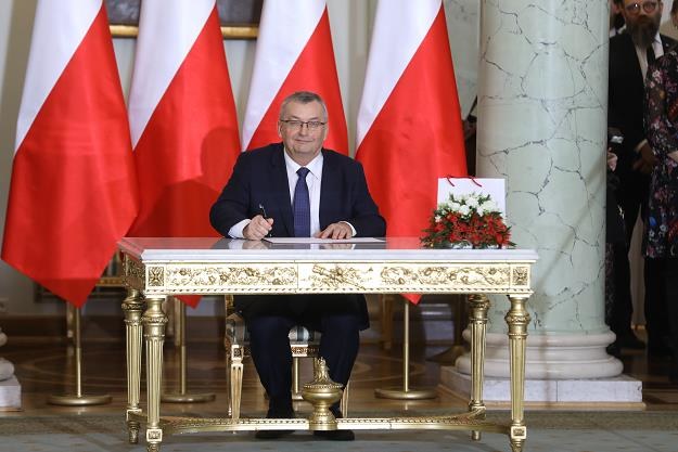 Andrzej Adamczyk, nowy minister infrastruktury, podpisuje rotę przysięgi, 9 bm. /PAP