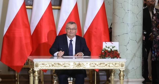 Andrzej Adamczyk, nowy minister infrastruktury, podpisuje rotę przysięgi, 9 bm. /PAP