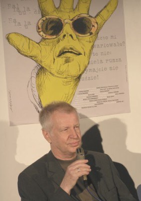 Andrzej Barański na tle plakatu filmu "Parę osób, mały czas" /INTERIA.PL