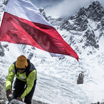 Andrzej Bargiel w drodze na K2. Himalaiści zamieścili biało-czerwoną flagę w bazie
