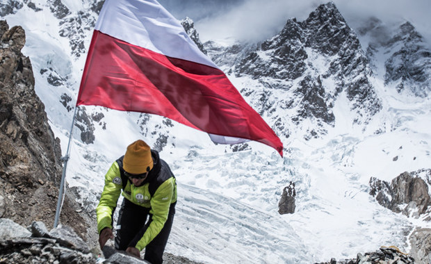 Andrzej Bargiel w drodze na K2. Himalaiści zamieścili biało-czerwoną flagę w bazie