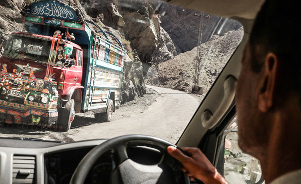 Andrzej Bargiel w drodze na K2. Wyprawa przejechała legendarną drogą