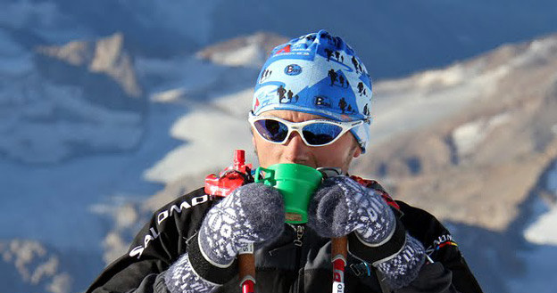 Andrzej Bargiel w trakcie odpoczynku podczas biegu na Elbrus /fot. Elbrus Race /