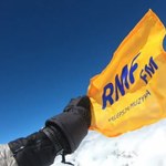 Andrzej Bargiel zabrał flagę RMF FM na K2: Pozdrawiam wszystkich słuchaczy. Hej! 