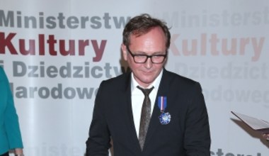 Andrzej Chyra z wózkiem na oficjalnej imprezie! Ależ jest szczęśliwy!