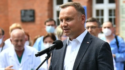 Andrzej Duda chce zakazu adopcji dzieci przez pary jednopłciowe. Dziś podpisze projekt zmiany konstytucji