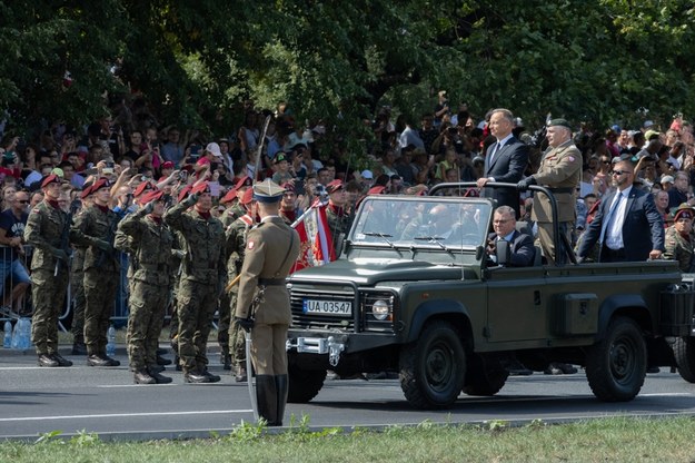 Andrzej Duda dokonuje przeglądu wojsk. /Jakub Rutka