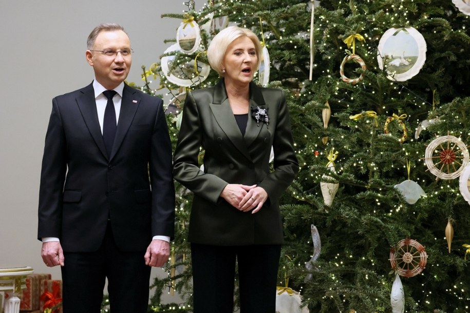 Andrzej Duda i Agata Kornhauser-Duda przed choinką w Pałacu Prezydenckim. /Wojciech Olkuśnik /East News