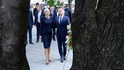 Andrzej Duda i Agata Kornhauser-Duda w Strefie Zero. Złożyli kwiaty pod "Drzewem Przetrwania"
