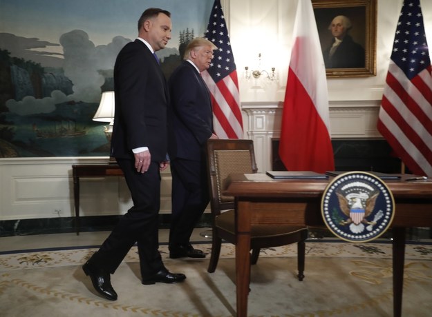 Andrzej Duda i Donald Trump tuż przed podpisaniem deklaracji o współpracy obronnej w zakresie obecności sił zbrojnych Stanów Zjednoczonych na terytorium Polski /SHAWN THEW/POOL /PAP/EPA