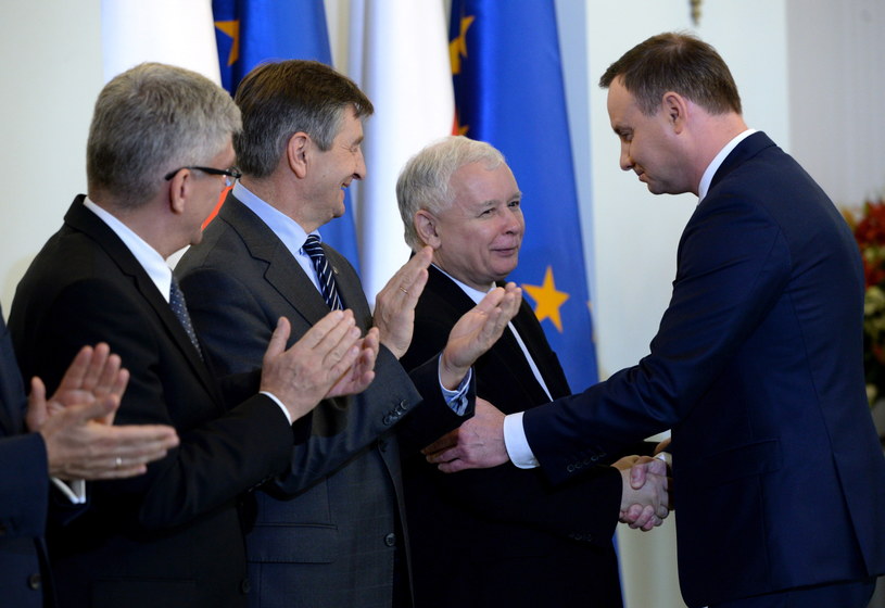 Andrzej Duda i Jarosław Kaczyński podczas zaprzysiężenia rządu Beaty Szydło /Jacek Turczyk /PAP