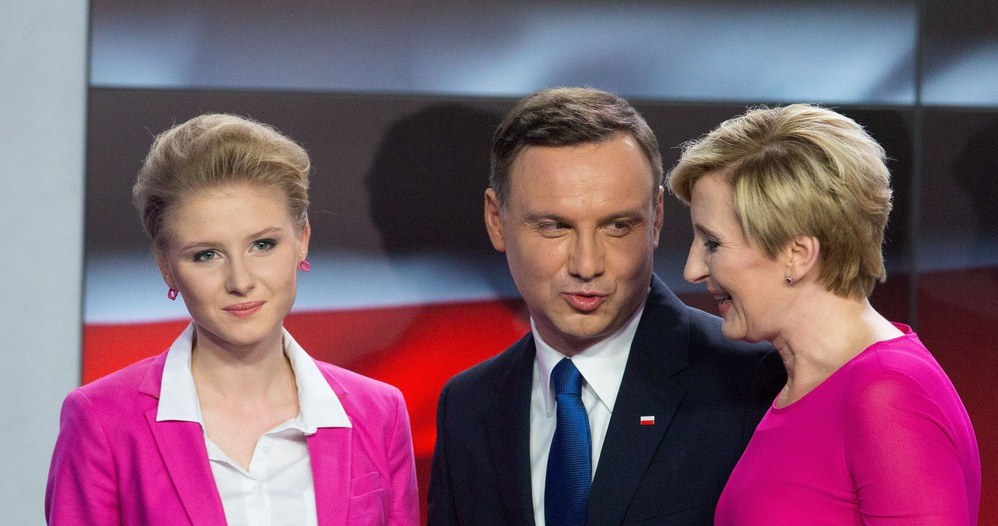 Andrzej Duda jest już niestety zajęty! ( Na zdj. z żoną i córką) /- /East News