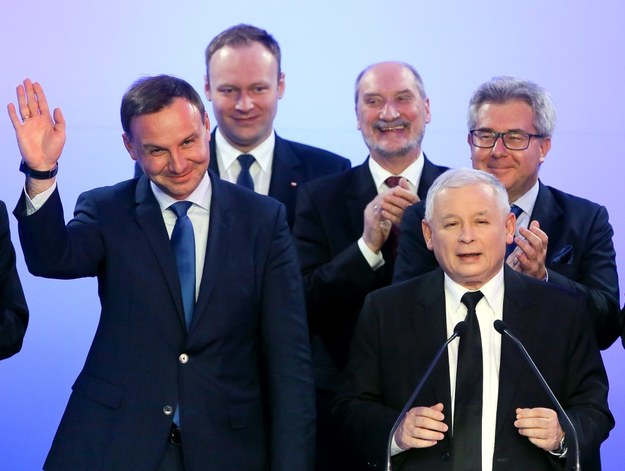 Andrzej Duda, Marcin Mastalerek, Antoni Macierewicz, Jarosław Kaczyński i Ryszard Czarnecki podczas wieczoru wyborczego Prawa i Sprawiedliwości /Paweł Supernak /PAP