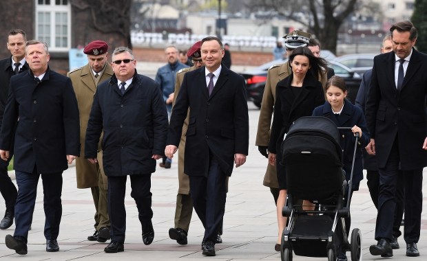 Andrzej Duda na Wawelu. "Ziemia smoleńska pochłonęła kolejną porcję polskiej krwi"