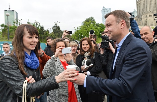 Andrzej Duda o poranku rozdaje kawę warszawiakom /Marcin Obara /PAP