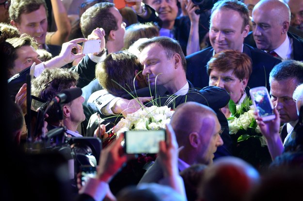 Andrzej Duda odbiera gratulacje podczas wieczoru wyborczego w sztabie w Warszawie /Jacek Turczyk /PAP