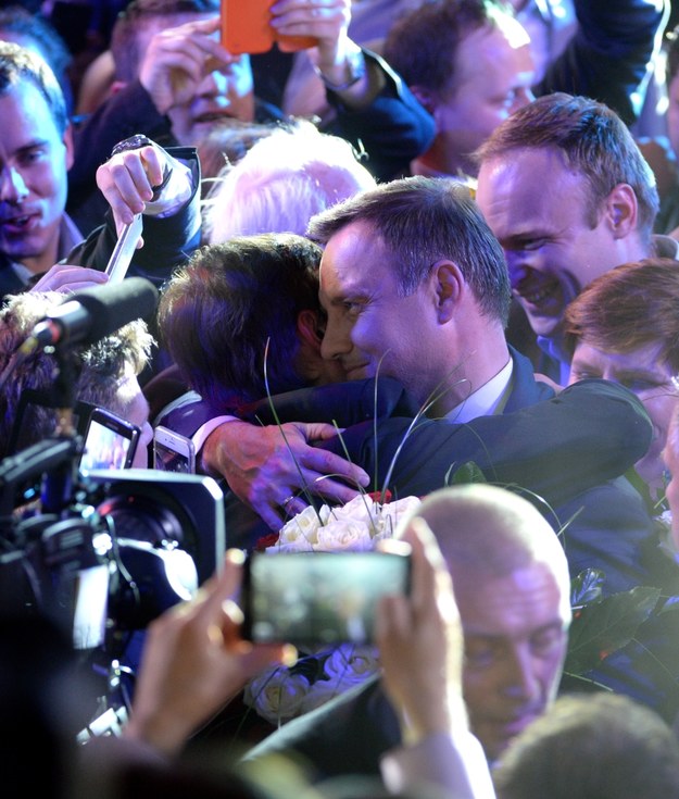 Andrzej Duda odbiera gratulacje podczas wieczoru wyborczego /Jacek Turczyk /PAP