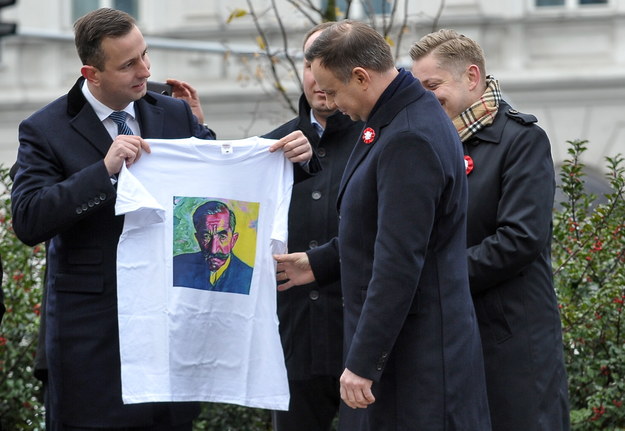 Andrzej Duda otrzymał koszulkę z podobizną Wincentego Witosa /Marcin Obara /PAP