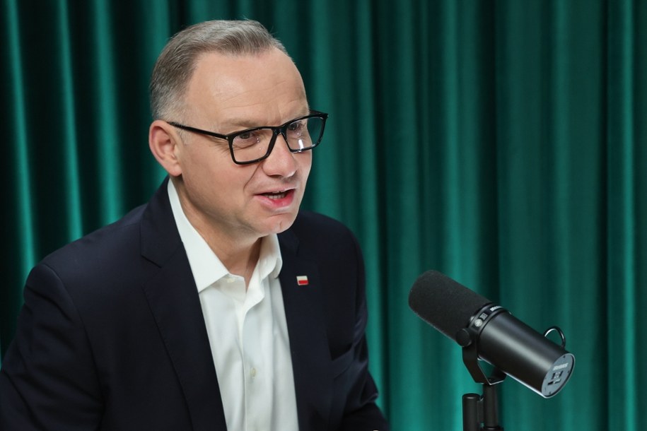 Andrzej Duda podczas nagrywania podcastu. Wkrótce były prezydent ma rozpocząć współpracę z Kanałem Zero /Szymon Pulcyn /PAP