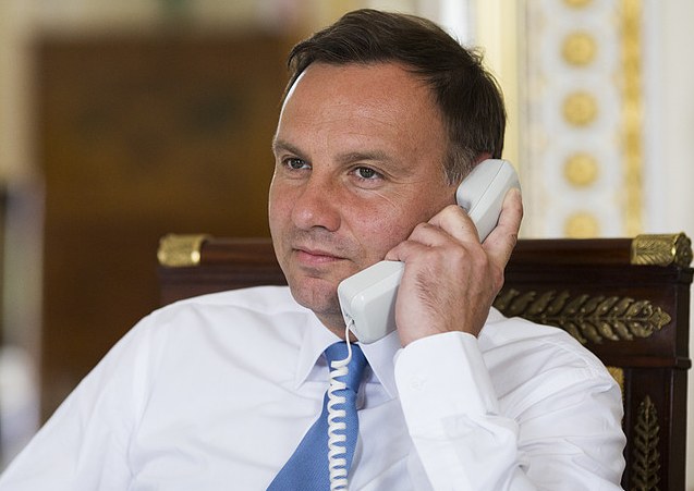 Andrzej Duda podczas rozmowy z Emmanuelem Macronem /