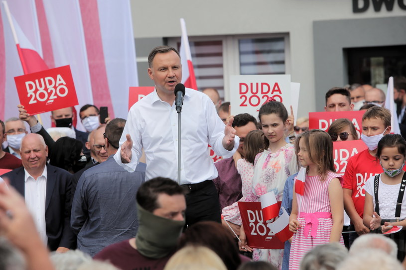 Andrzej Duda podczas spotkania z mieszkańcami na dworcu PKS w Rykach. /	Wojciech Olkuśnik /PAP