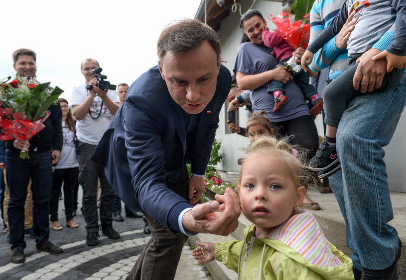 Andrzej Duda podczas wizyty w rodzinnym domu dziecka /Marcin Obara /PAP