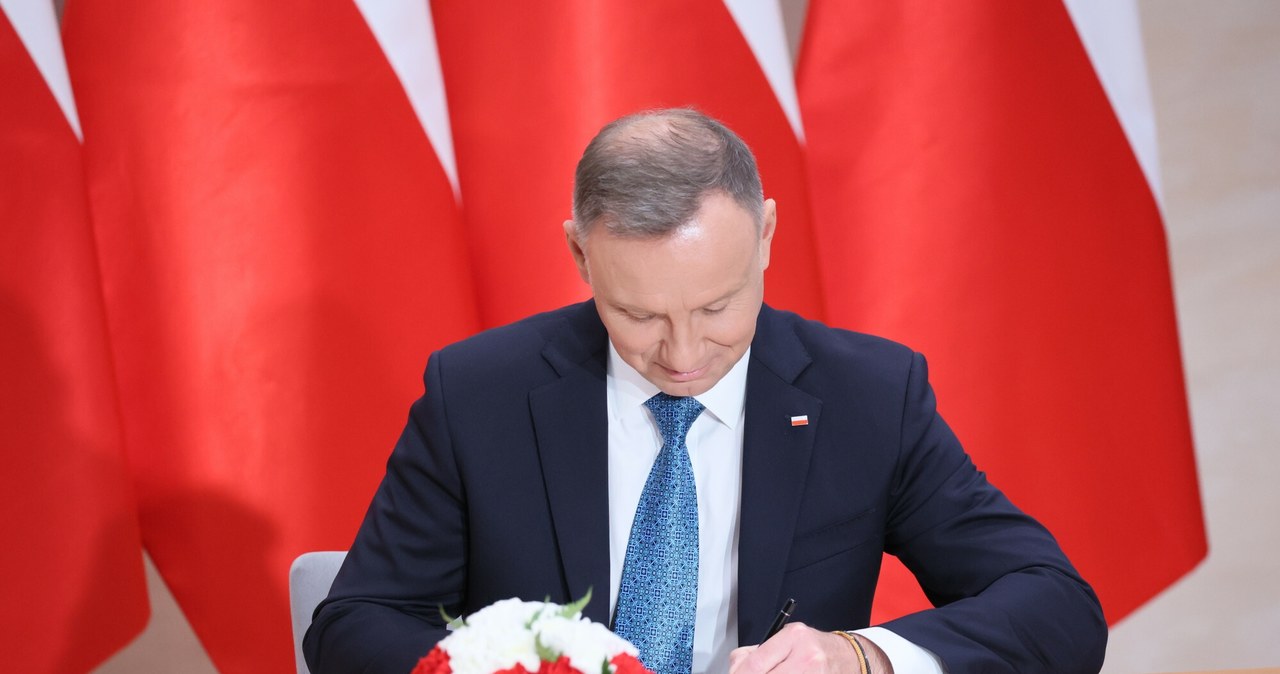 Andrzej Duda podpisał nowelizację ustawy w sprawie podniesienia zasiłku pogrzebowego /Wojciech Olkusnik/East News /East News