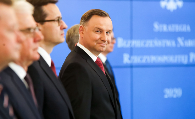 Andrzej Duda rapuje. Prezydent nagrał #hot16challenge2. W sieci zawrzało