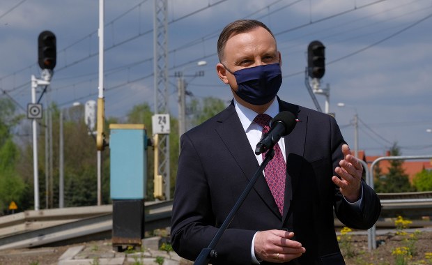 Andrzej Duda rapuje. Prezydent wziął udział w #hot16challenge2