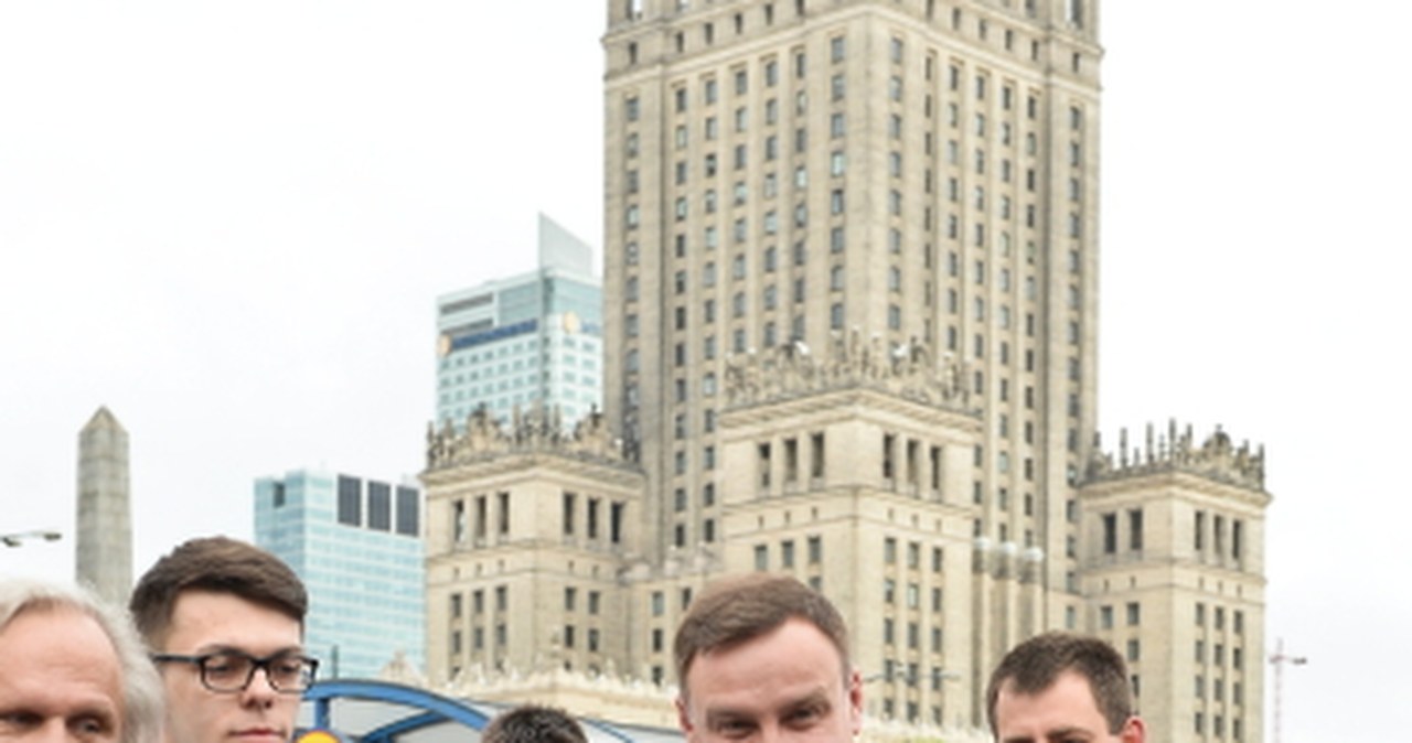 Andrzej Duda rozdaje kawę warszawiakom