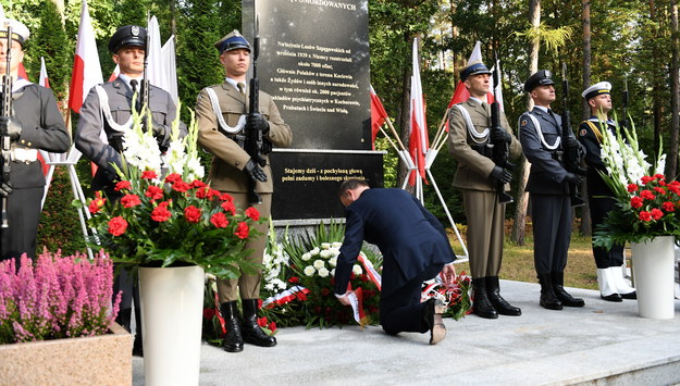 Andrzej Duda składa kwiaty pod pomnikiem / 	Adam Warżawa    /PAP