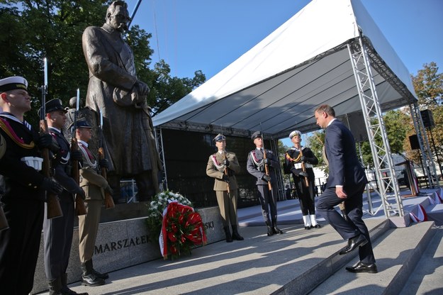 Andrzej Duda składa kwiaty przed pomnikiem Marszałka Józefa Piłsudskiego przy Belwederze /PAP/Rafał Guz /PAP