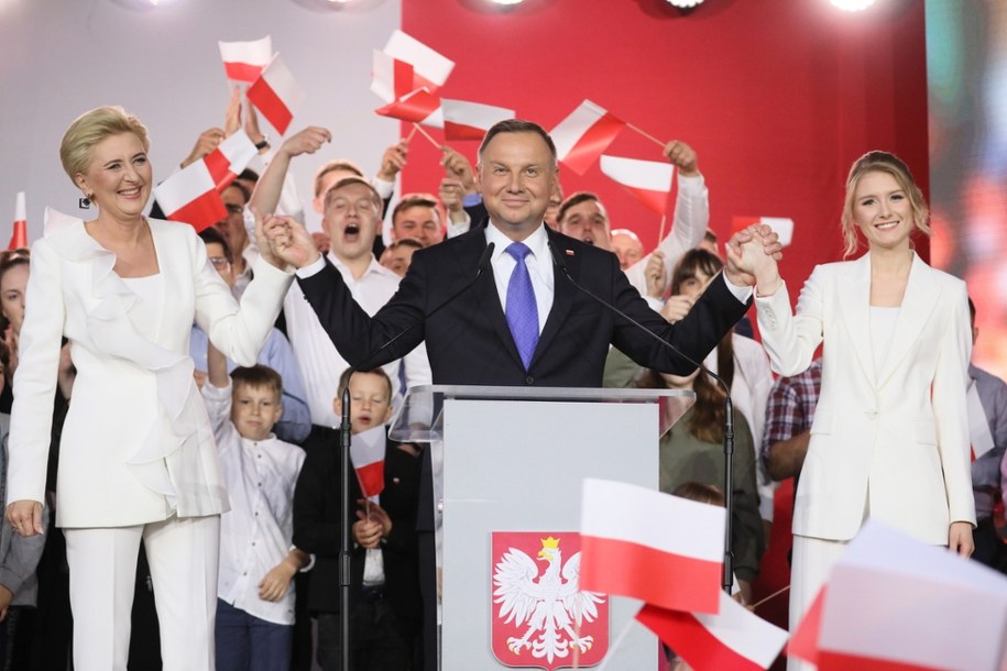 Andrzej Duda świętuje zwycięstwo w II turze wyborów prezydenckich 2020 roku wraz z rodziną w Pułtusku /	Leszek Szymański   /PAP