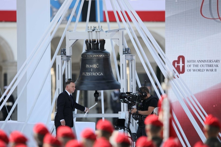 Andrzej Duda uderza w dzwon "Pamięć i przestroga" /Leszek Szymański /PAP