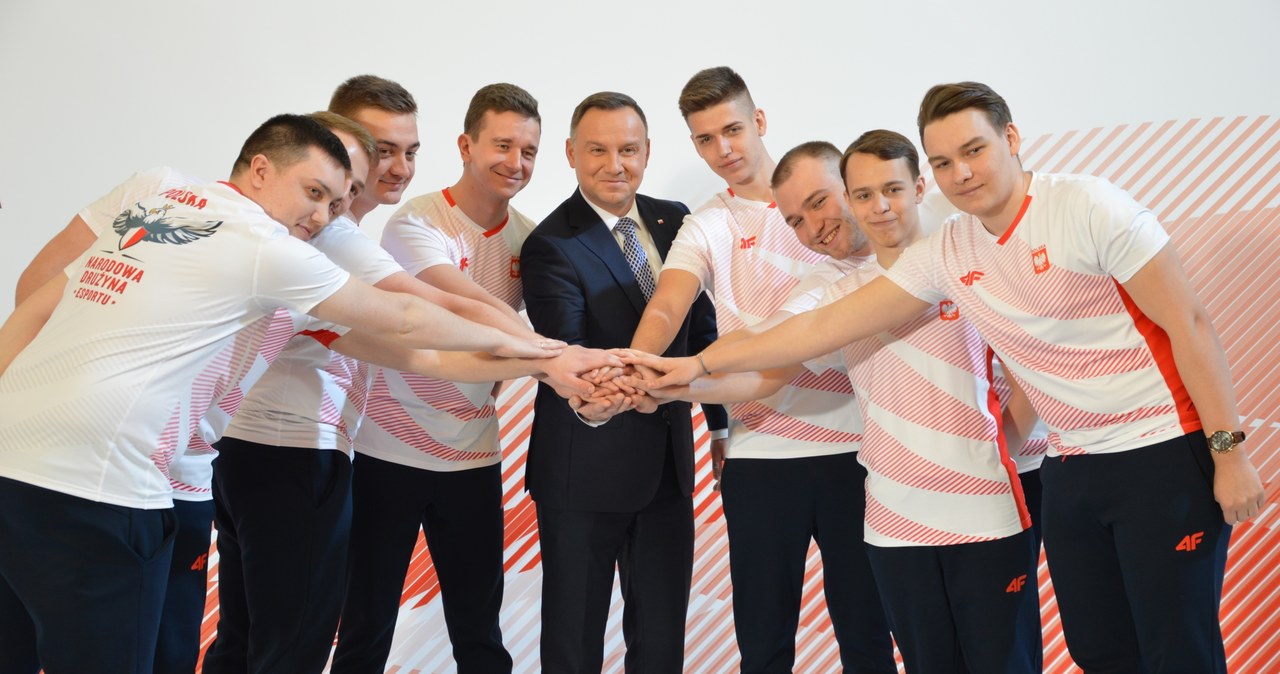 Andrzej Duda wraz z Narodową Drużyną Esportową. /Patryk Głowacki /ESPORTER