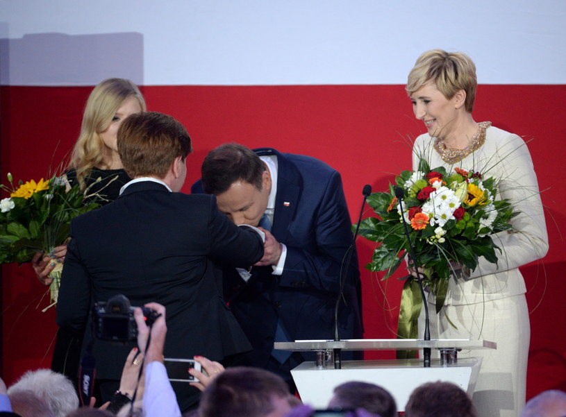 Andrzej Duda z córką Kingą i żoną Agatą oraz Beata Szydło /Jacek Turczyk /PAP