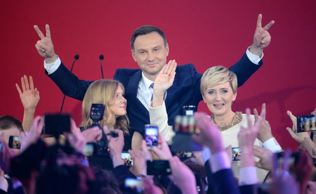 Andrzej Duda z córką Kingą (po lewej) i żoną Agatą podczas wieczoru wyborczego /Jacek Turczyk /PAP
