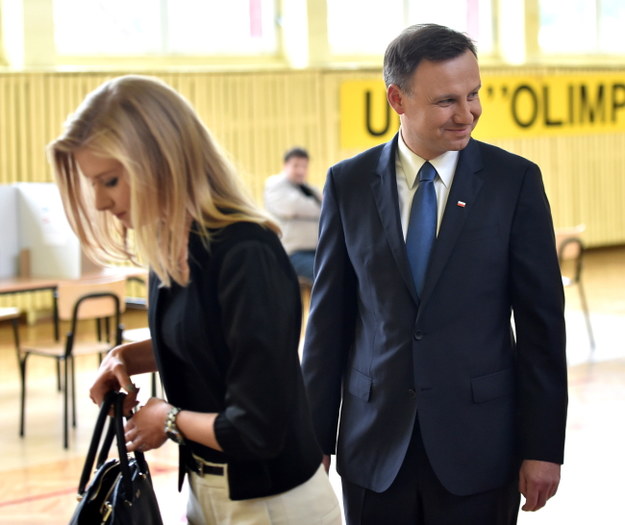 Andrzej Duda z córką Kingą podczas głosowania /Jacek Bednarczyk /PAP