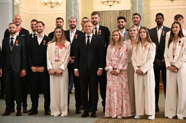 Andrzej Duda z medalistami igrzysk olimpijskich w Paryżu i ich trenerami / 	Radek Pietruszka   /PAP