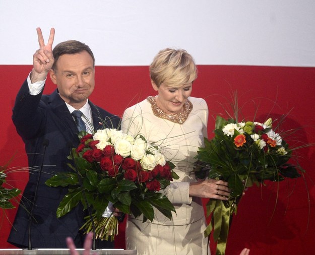 Andrzej Duda z żoną Agatą podczas wieczoru wyborczego w sztabie w Warszawie /	Bartłomiej Zborowski   /PAP