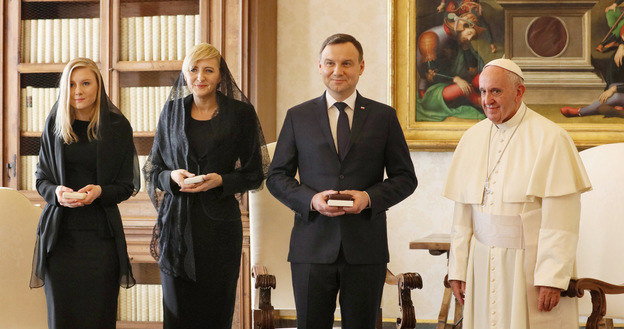 Andrzej Duda z żoną i córką u papieża Franciszka /Grzegorz Gałązka /East News