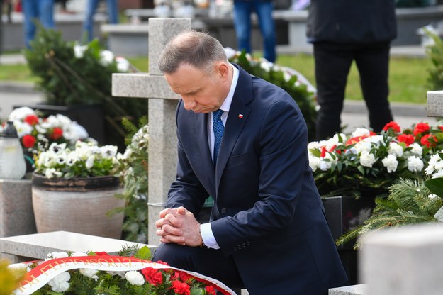 Andrzej Duda złożył wieńce na grobach ofiar katastrofy smoleńskiej na Cmentarzu Wojskowym na Powązkach /Andrzej Lange /PAP