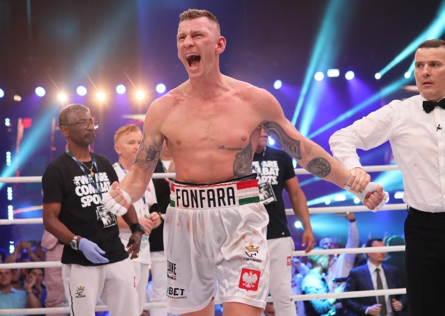 Andrzej Fonfara cieszy się z pokonania Ismaiła Siłłacha podczas Gali Boxing Warsaw Night na warszawskim Torwarze, czerwiec 2018 /Leszek Szymański /PAP