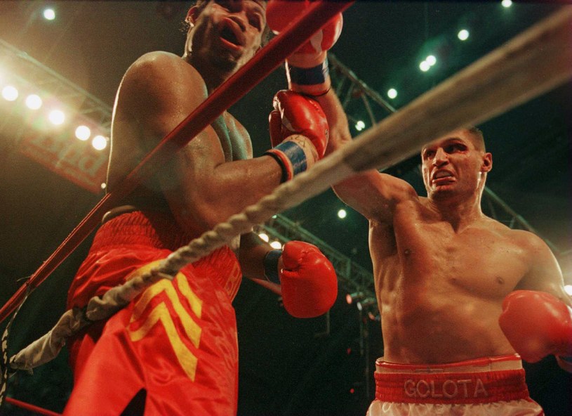 Andrzej Gołota bił się z najlepszymi bokserami wagi ciężkiej. Na zdjęciu obrywa Riddick Bowe /Getty Images